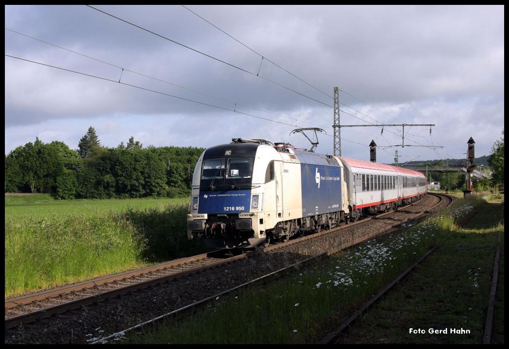 Die Wiener Lokalbahn Lok 1216.950 war am 3.6.2015 Zuglok des Kirchentag Sonderzugs 1824 von Oldenburg nach Stuttgart. Um 8.14 Uhr war der Zug am
Ortsrand der Stadt Lengerich unterwegs in Richtung Münster.