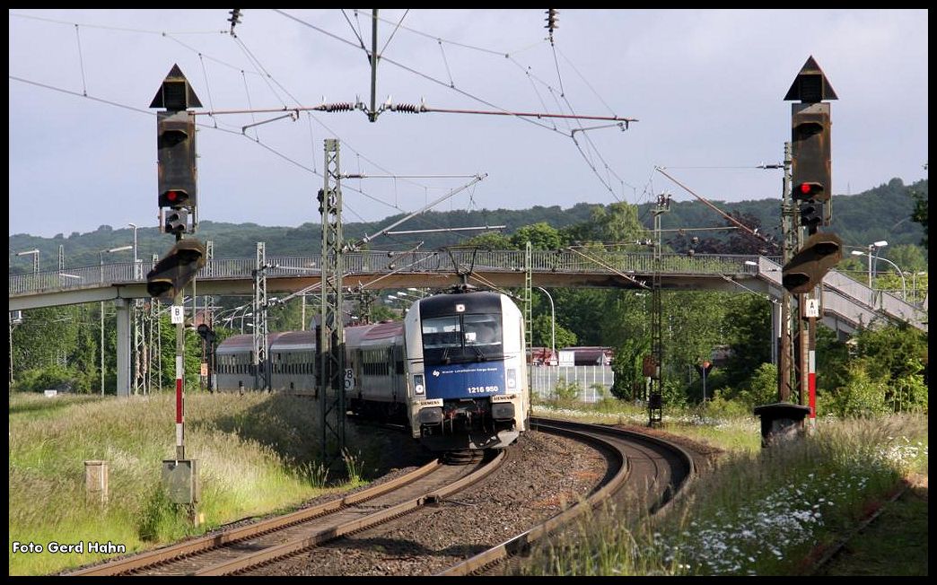 Die Wiener Lokalbahn Lok 1216.950 war am 3.6.2015 Zuglok des Kirchentag Sonderzugs 1824 von Oldenburg nach Stuttgart. Hier legt sich der Zug am Ausgang des Bahnhofs Lengerich (Westf.) in Höhe des Stadtteil Hohne unterwegs in Richtung Münster in die Kurve, .