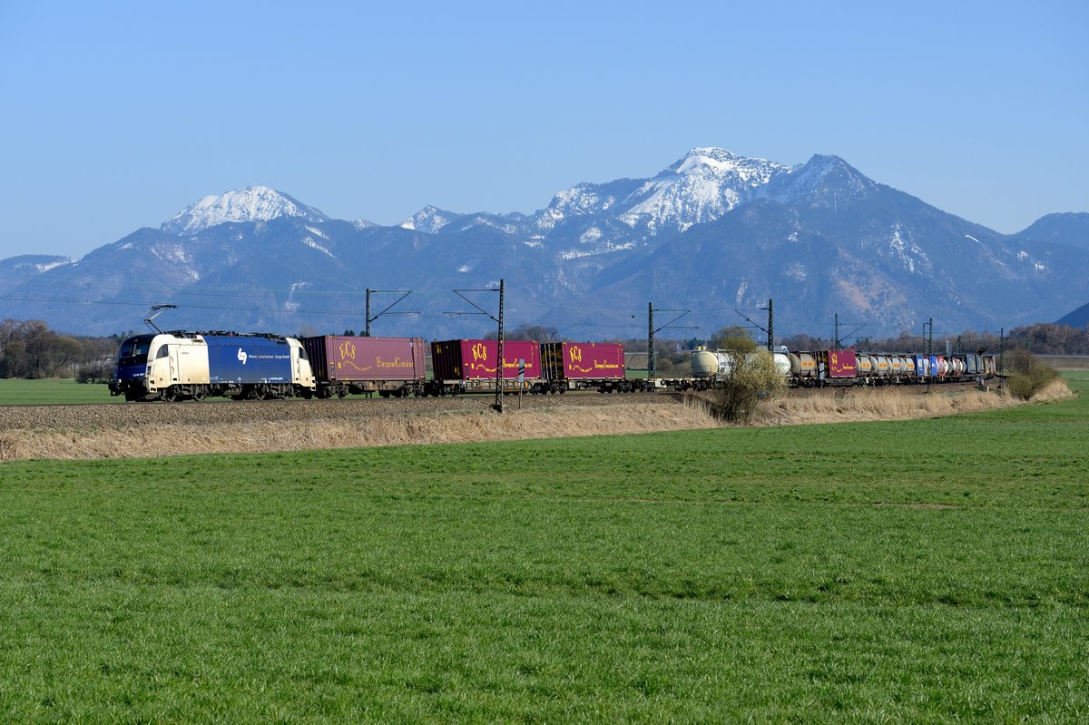 Die Wiener Lokalbahn unter den Chiemgauer Alpen: Am 29. März 2014 wurde DGS 42952 von Wien Donaukaibahnhof nach Rheinhausen über Salzburg und München umgeleitet. Zuglok war die 1216 951 - erfreulicherweise in gepflegtem Zustand.
