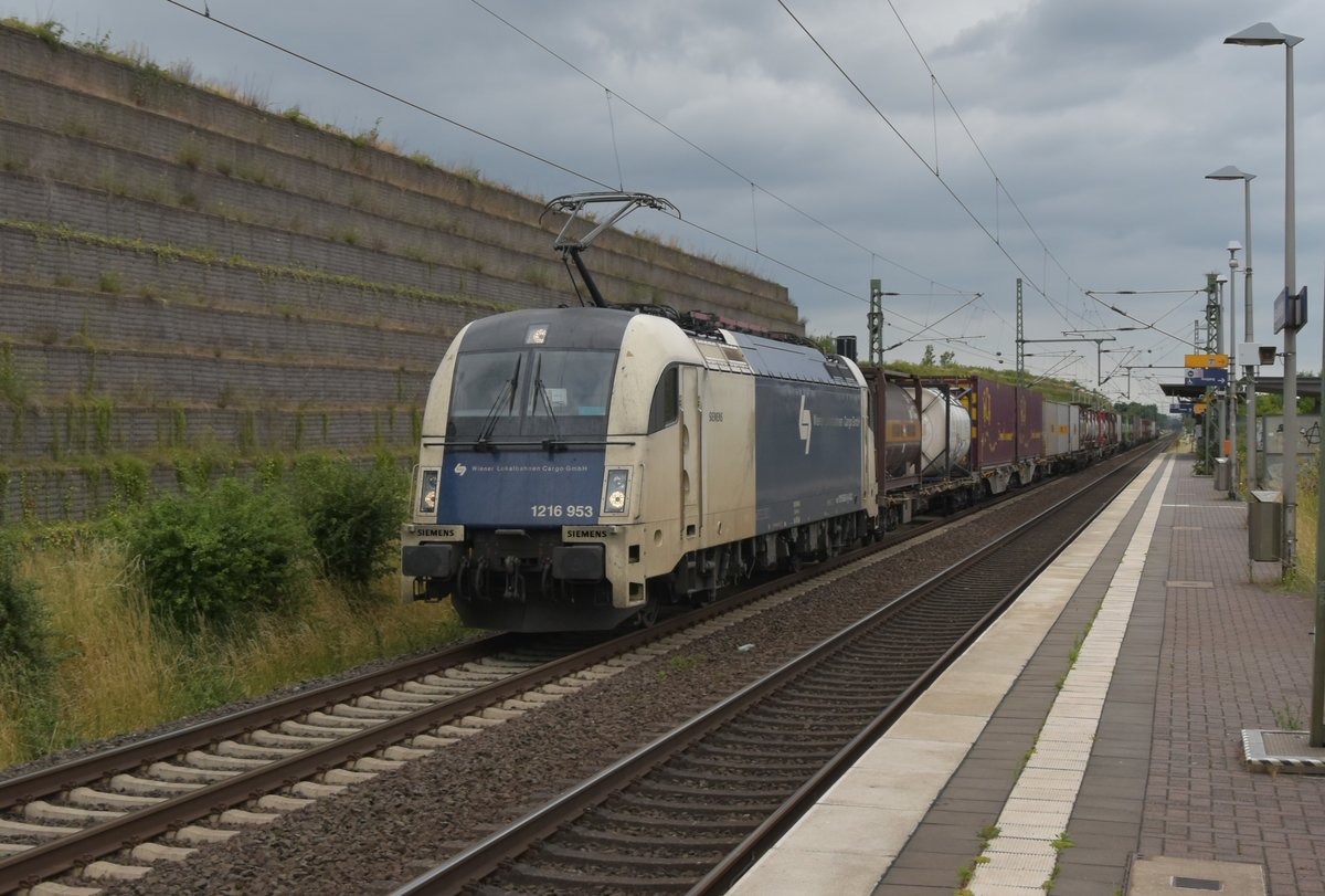Die Wiener Lokalbahnlok 1216 953 kommt hier mit einem Klv durch Allerheiligen gen Köln gefahren. Sonntag den 25.6.2017