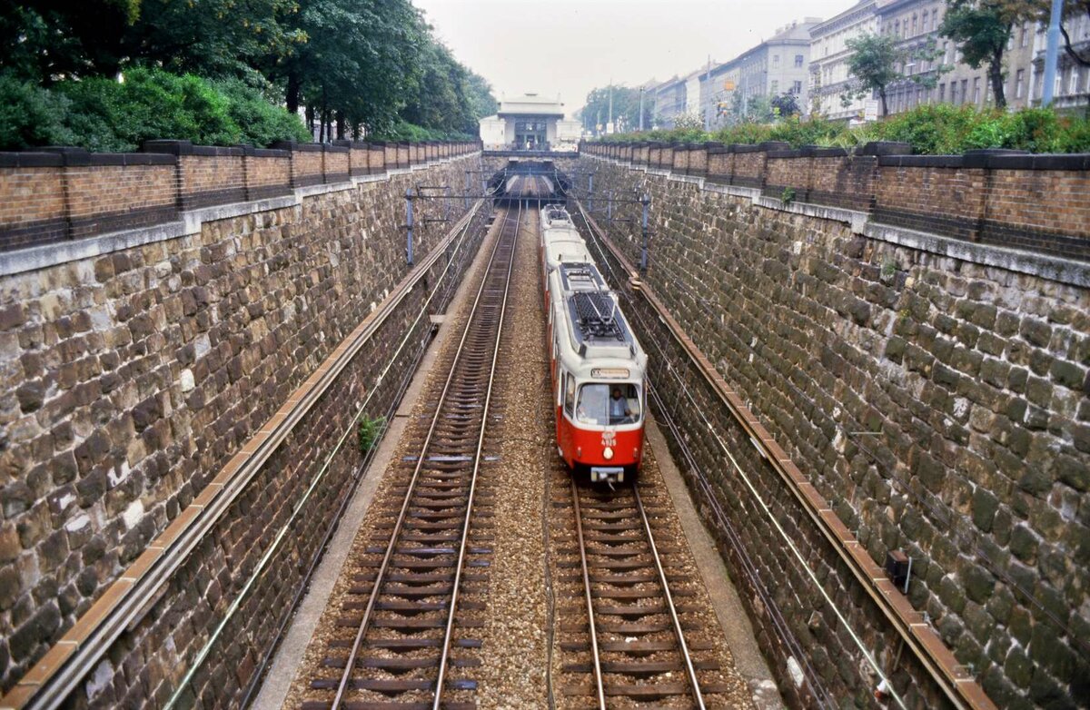 Die Wiener Stadtbahn ist hier beim Burggässl eine Einschnittsbahn. TW 4925 entdeckte ich dort am 15.08.1984.
