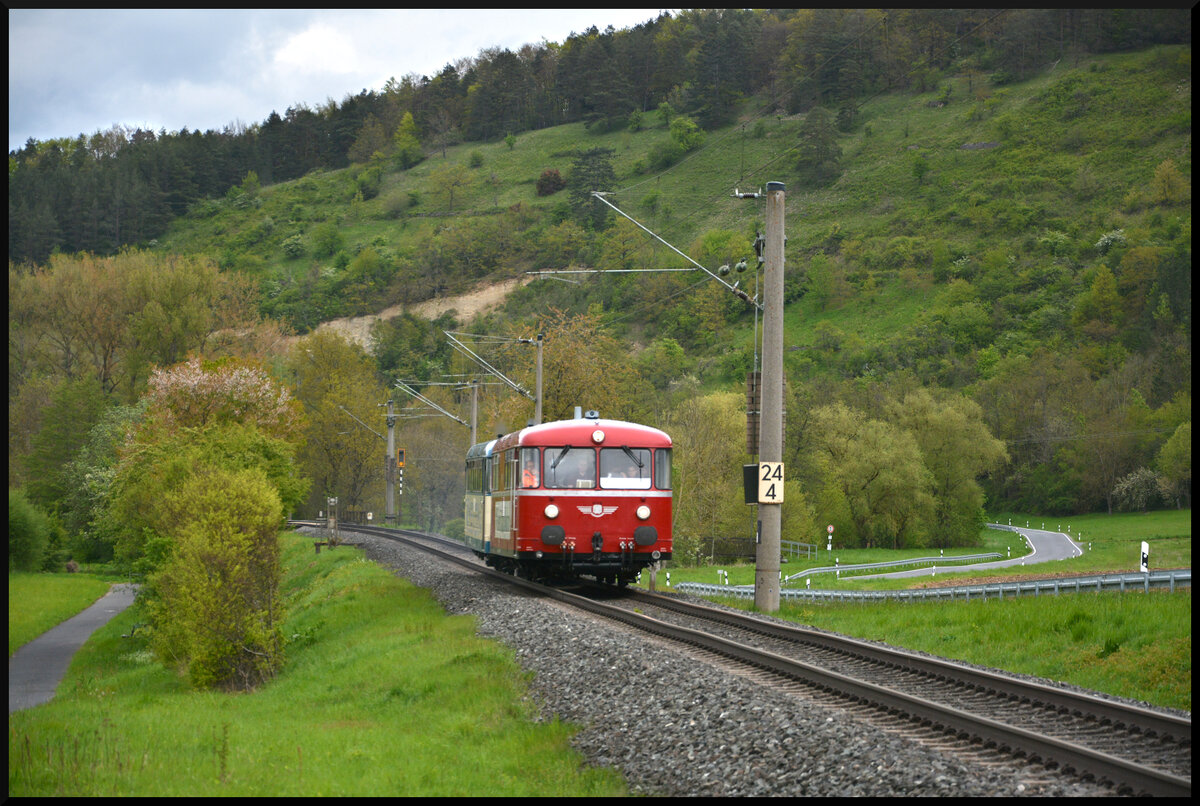 Die Wisentatalbahn (VT 789 813-1 & 592-1) ist am Nachmittag des 20.04.2024 auf Sonderfahrt von Jossa über Gemünden und Schweinfurt nach Lichtenfels unterwegs, als die Schienenbusse schon von Weitem hörbar hier durch das Werntal brummen.