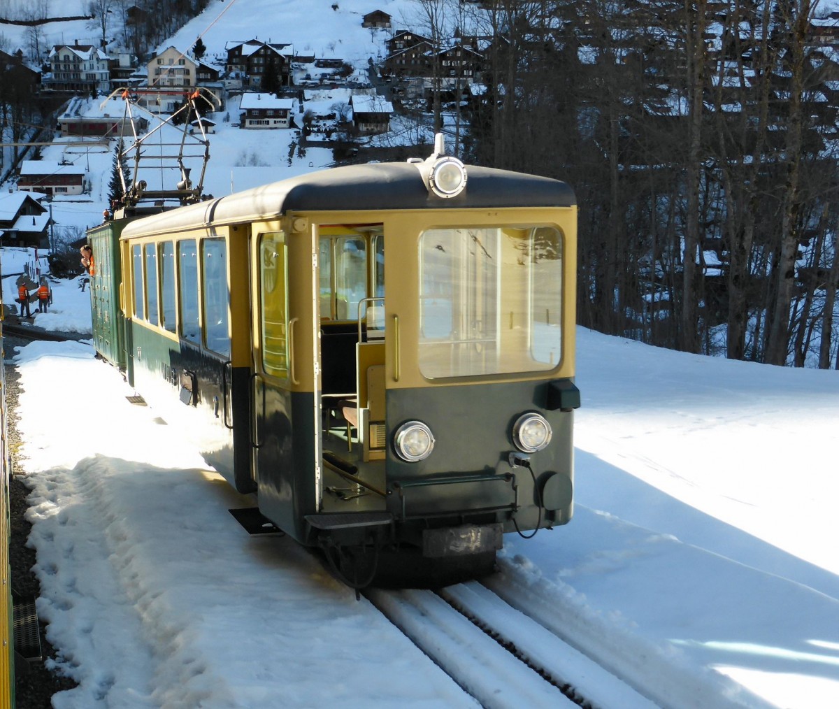 Die in der Witimatte abgestellten Wagen der Wengernalpbahn: Wagen B 221 wird von der alten Lok 64 talwärts weggezogen. 20.Februar 2015. 