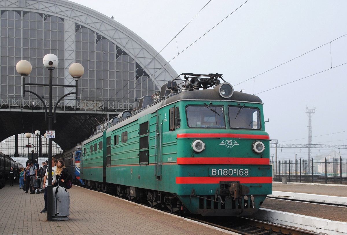 Die WL80-168 steht mit einem ER2 im Schlepp abfahrbereit am Hauptbahnhof von Lemberg. (01.09.2018)