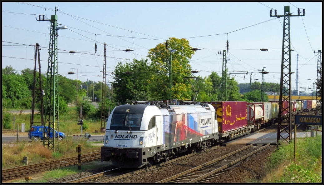 Die WLC 1216 955  ist mit ihrer Güterfracht am Haken unterwegs in Richtung Györ.
Hier zu sehen am Stadtrand von Komárom (H) Anfang August 2015.