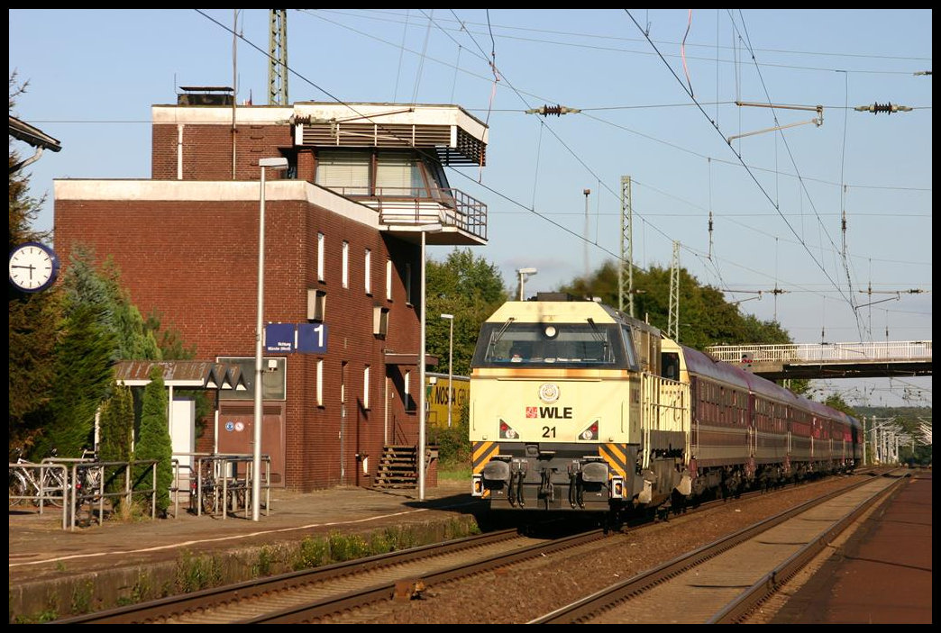 Die WLE 21 Warsteiner Werbelok kommt hier am 18.9.2005 mit einem Müller Partyzug in Richtung Münster durch den Bahnhof Hasbergen. Zu diesem Zeitpunkt ist das Stellwerk in Hasbergen noch besetzt und wird nicht, wie heute, von Osnabrück aus ferngesteuert! Auch hat das Gebäude noch die schräge elegante Fensterfront, die wenig später gegen senkrecht stehende Fenster getauscht wurde.