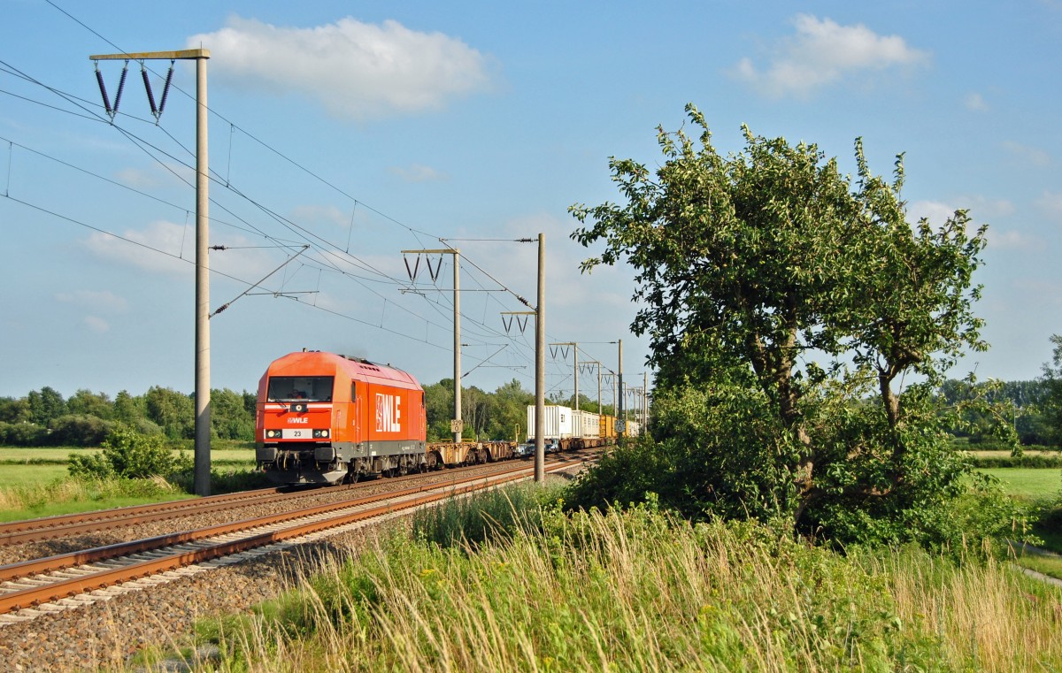 Die WLE 23 fuhr am 17.07.2015 mit einem Enercon Zug nach Emden, hier bei Veenhusen.