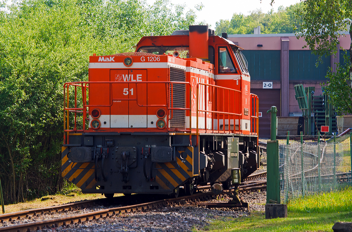 
Die WLE 51  Kreis Warendorf  (Westfälische Landes-Eisenbahn) eine MaK G 1206 steht am 20.05.2014 am dem Werksanschluß der Salzgitter Mannesmann Precision GmbH in Burbach-Holzhausen. 

Die Lok wurde 2002 bei Vossloh unter Fabriknummer 1001150 gebaut. Die komplette NVR-Nummer ist 92 80 1275 106-3 D-WLE, die EBA-Nummer EBA 02L22K 001.
