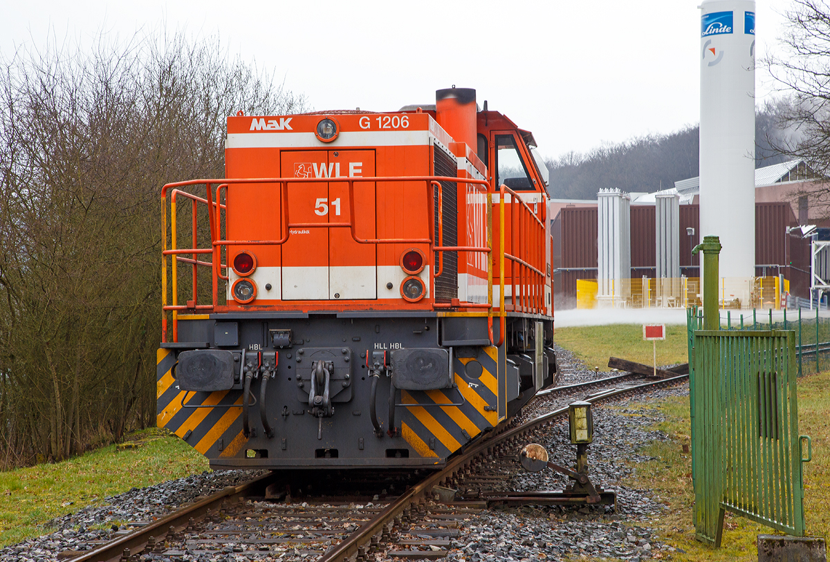
Die WLE 51  Kreis Warendorf  (Westfälische Landes-Eisenbahn) eine MaK G 1206 steht am 24.03.2016 am dem Werksanschluß der Salzgitter Mannesmann Precision GmbH in Burbach-Holzhausen.

Die Lok wurde 2002 bei Vossloh unter Fabriknummer 1001150 gebaut. 