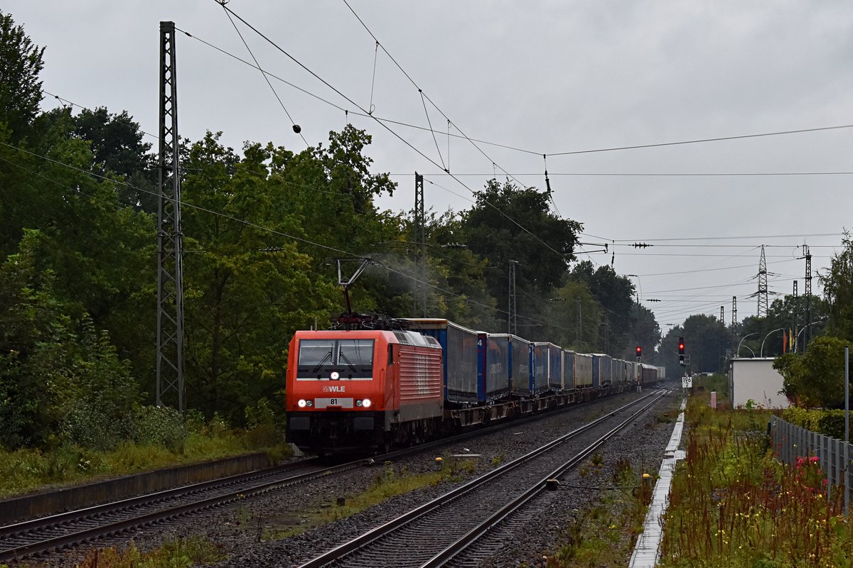 Die WLE-Lok 81 (91 80 6189 801-4 D-WLE) bringt am 8. September etwas Farbe ins Grau-in-Grau, als sie mit ihrem Ems-Isar-Express den Bahnhof Emsdetten durchfährt.