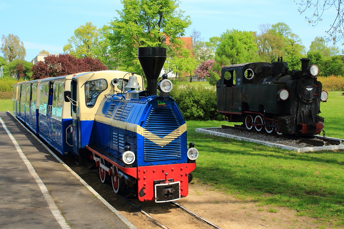 Die WLs40-100 der Parkeisenbahn Maltanka in Poznan am 05.05.2016 in der gleichnamigen Endstation, daneben die Denkmallok Tx26 423