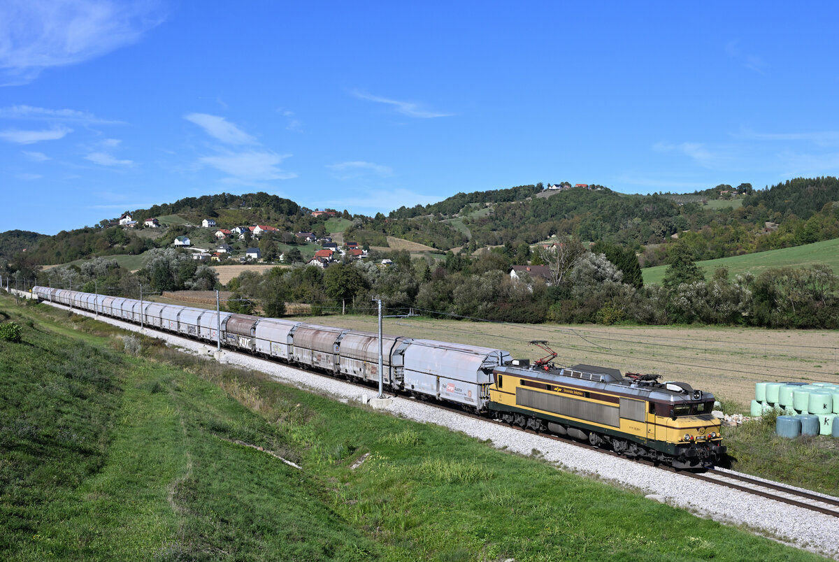 Die wohl am meisten begehrte Lok der Baureihe 363 stellt die im JZ-Retrolack verkehrende 363 005 dar. Besagte Maschine, von den italienischen Nachbarn liebevoll  la bionda , die Blonde geannte, traktionierte am 27. September 2026 den aus Leoben Donawitz kommenden Leererzug 47407 ab Spielfeld-Stra�, und wurde dabei von mir in Cirknica fotografiert.