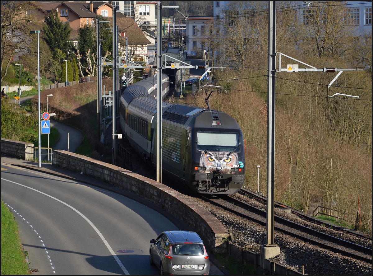 Die wohl bisher beeindruckendste Werbelok hat mich verfolgt, immer die Augen gegen das Auge des Fotografen gerichtet. 460 105-0 in Neuhausen am Rheinfall. März 2014.