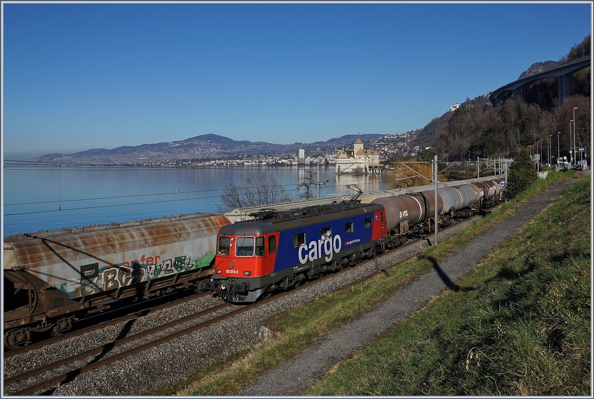 Die wohl frisch revidierte Re 620 074-5  Murgenthal  mit einem Güterzug in Richtung Wallis kurz vor Villeneuve. 

7. Feb. 2020