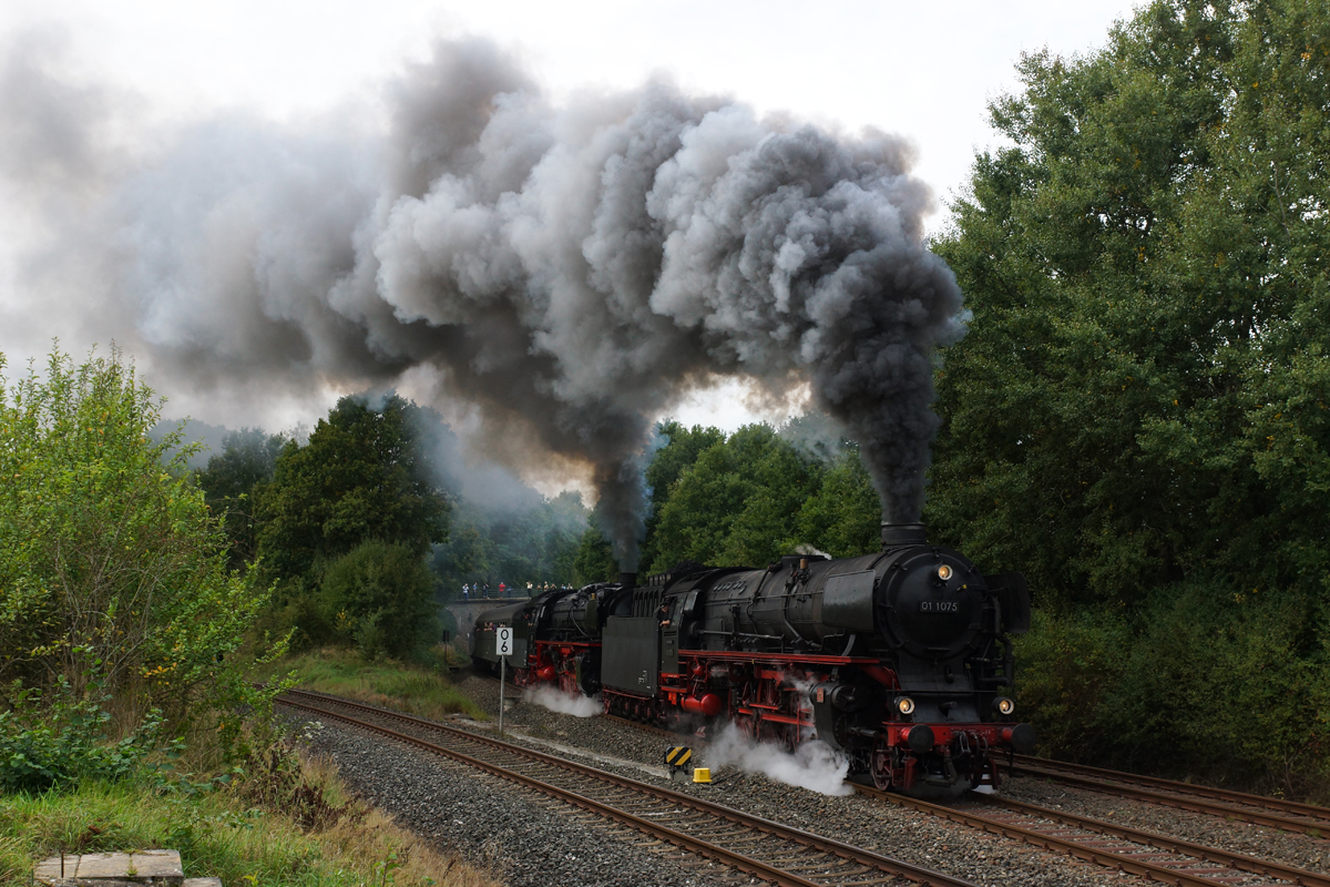 Die wohl längste Anreise ans Dampfloktreffen in Neuenmarkt-Wirsberg hatte die 01 1075 aus den Niederlanden. Auf dem Bild zu sehen ist sie zusammen mit 01 150 beim Verlassen von Neuenmark-Wirsberg (20.09.2014).