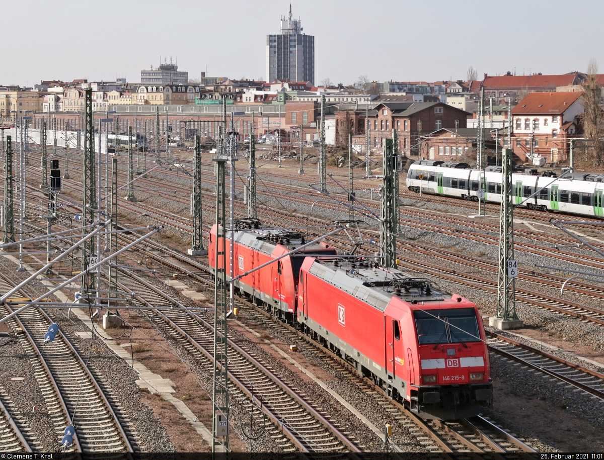 Die wohl nun in Niedersachsen beheimatete bwegt 146 215-9 zieht ihre kalte Schwester 146 132-6 aus der Zugbildungsanlage (ZBA) Halle (Saale) auf Gleis 339 in nordöstlicher Richtung.
Aufgenommen von der Berliner Brücke.

🧰 DB Regio Nord
🕓 25.2.2021 | 11:01 Uhr
