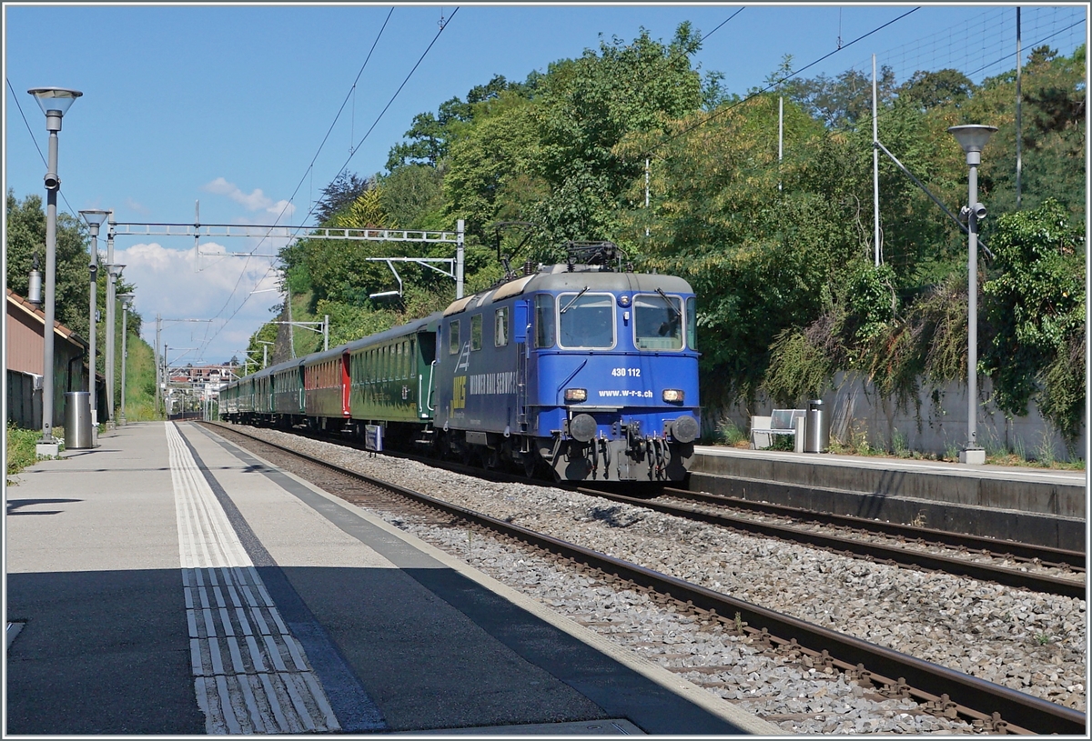 Die WRS Re 430 112 ist mit einem Extrazug der  L'Association 141R568 (?) in Richtung Montreux unterwegs und fährt durch Burier. Der schöne Zug überraschte mich, so dass weder der Standort, noch die Bildgestaltung ideal sind. 

30. Juli 2022
