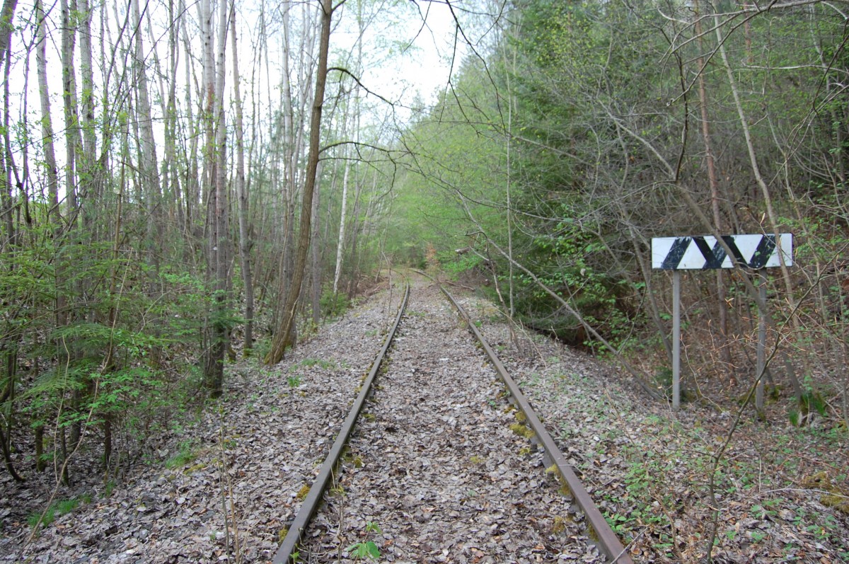 Die württembergische Schwarzwaldbahn am 21. April 2014 zwischen Schafhausen und Weil der Stadt mit einer alten Haltepunkttafel.