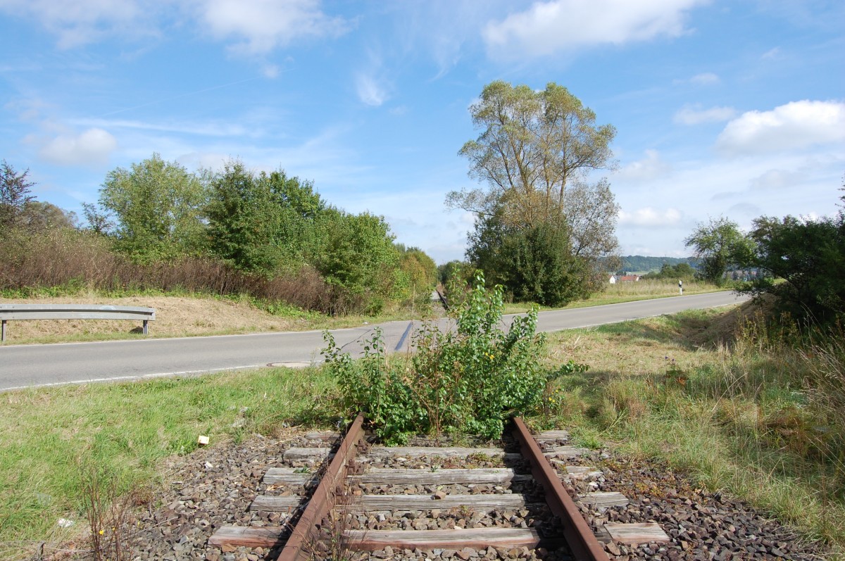 Die w�rttembergische Schwarzwaldbahn am 22. September 2013 am Bahn�bergang zwischen Calw-Heumaden und Althengstett.