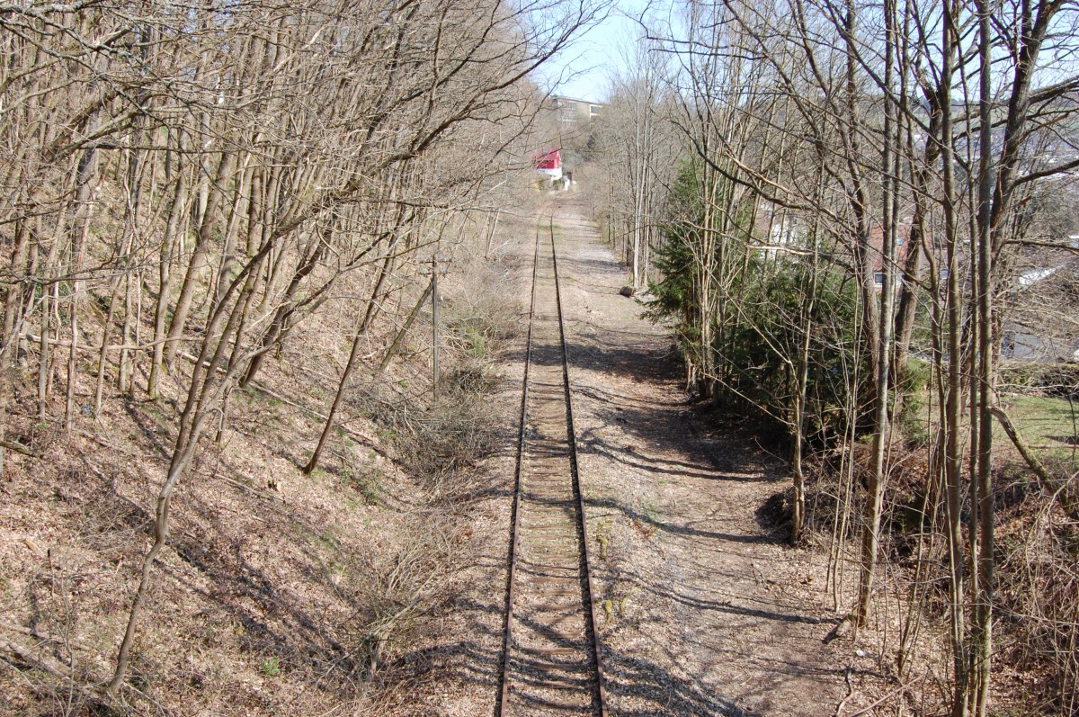 Die württembergische Schwarzwaldbahn am 9. April 2015 mit Blick von der Brücke zwischen Sonnenhalde und Hengstetter Steige in Calw-Heumaden.
