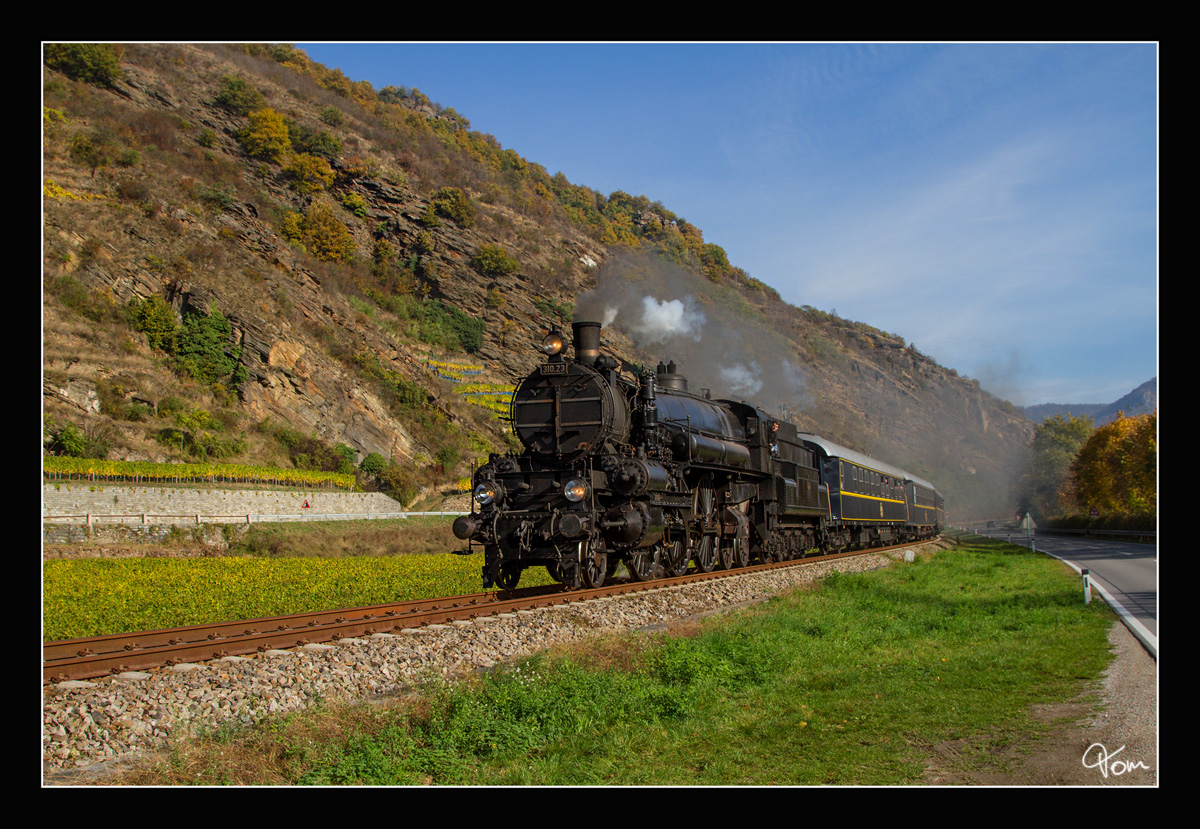 Die wunderbare Gölsdorf Dampflok 310.23, zieht den Sonderzug 17264 von Wien Heiligenstadt nach Spitz an der Donau in der Wachau. 
Spitz an der Wachau 28.10.2016