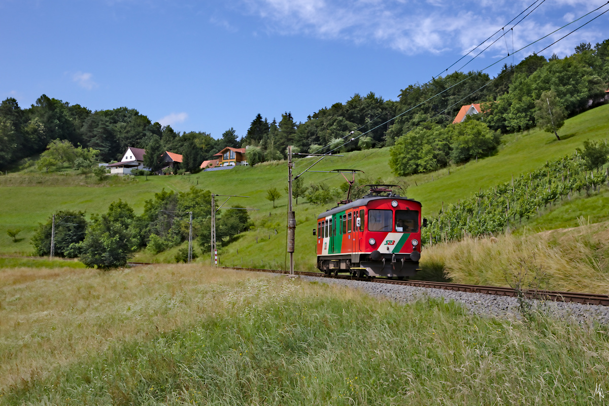 Die wunderschön trassierte Strecke Strecke der Gleichenberger Bahn bietet zahlreiche Fotomotive. Hier wieder der ET2 zwischen Hofstätten und Trautmannsdorf auf seiner Fahrt nach Bad Gleichenberg. (26.06.2020)