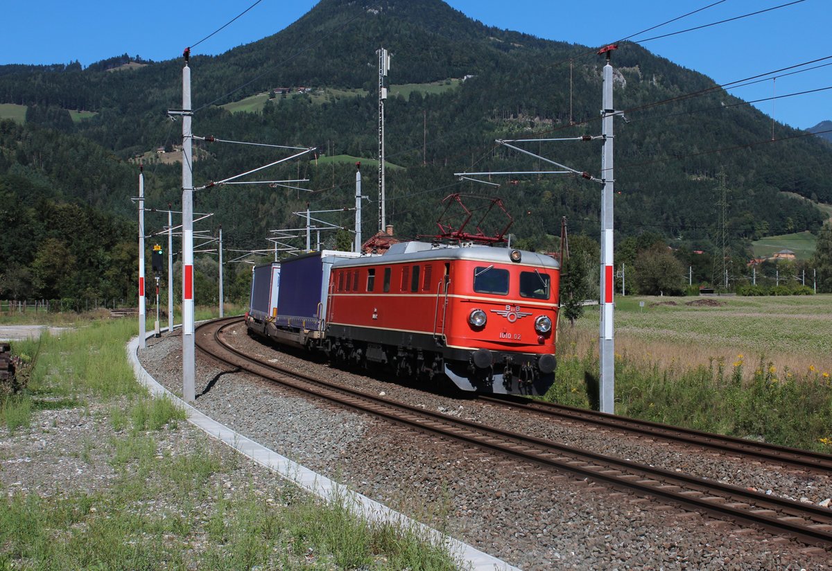 Die wunderschöne 1010.02 bringt am 27.8.2018 den  Wenzel-Zug  G96507 von Wels Vbf nach Kalsdorf Terminal und legt sich hier beim ehemaligen Blockposten Peugen in den  Peugener Bogen .