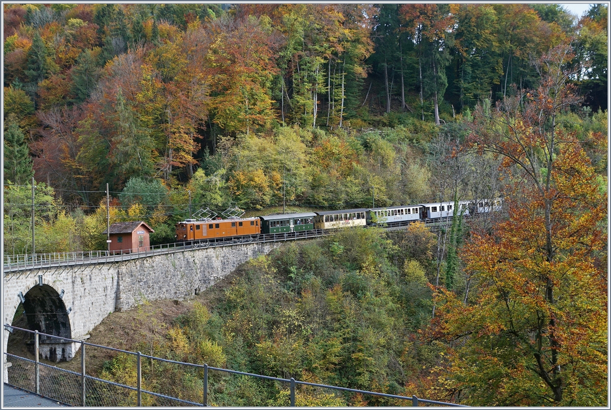 Die wunderschöne Bernina Bahn Ge 4/4 81 der Blonay-Chamby Bahn erreicht mit einem langen Zug nach Vevey (und der nicht zu sehenden G 3/3 N° 5 am Zugschluss) Vers-chez-Robert.

27. Okt. 2019