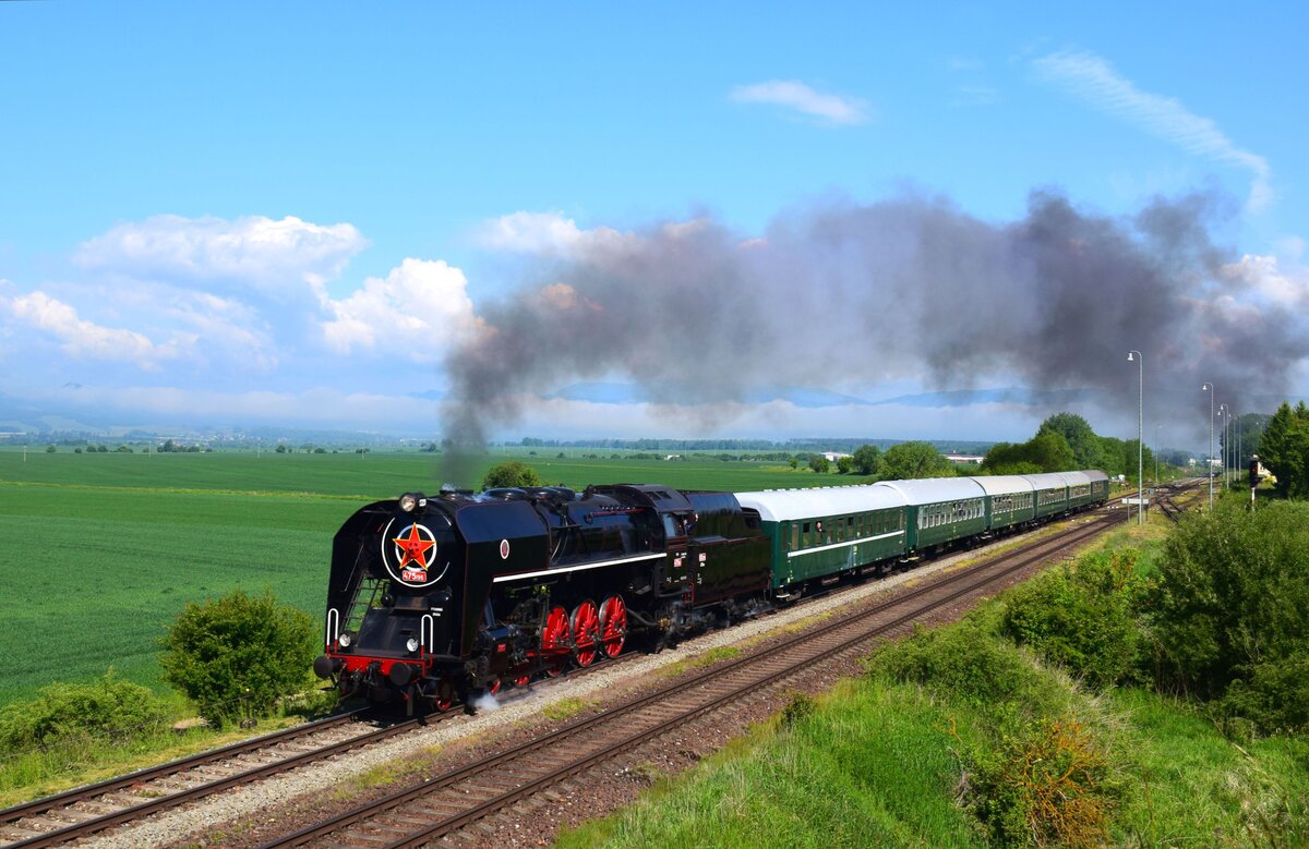 Die wunderschöne Dampflok 475 196 fährt mit ihrem Sonderzug zum Kindertag Richtung Kremnica bei bei Verzweigung in Dolná Stubna.

31.05.2025.