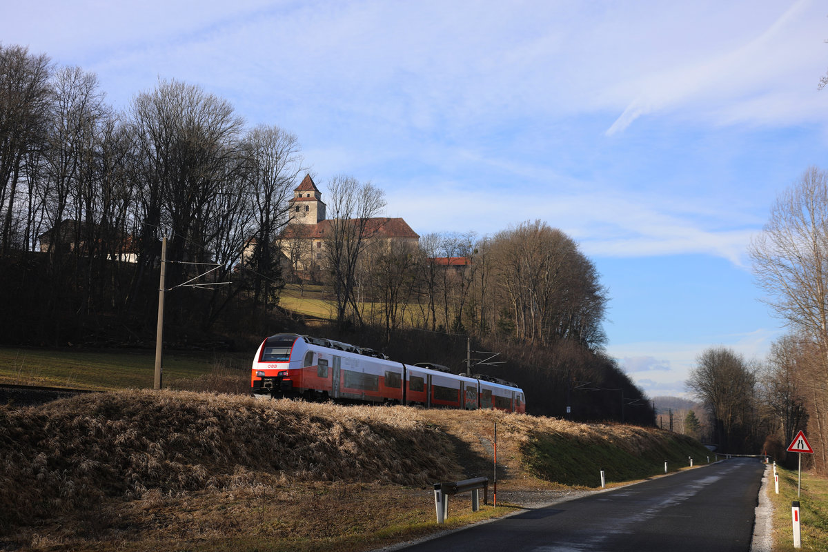 Die Wurzeln des Schlosses Ehrenhausen liegen im 12.Jahrhundert und rühren aus dem Kärntner Stift St.Paul . 

In den Sommermonaten ist recht wenig von dem Barockbau zu erkennen. 
Am gestrigen 6.01.2018 flitzt ein Cityjet um den anderen an der Höher gelegenen Festung vorbei. 

