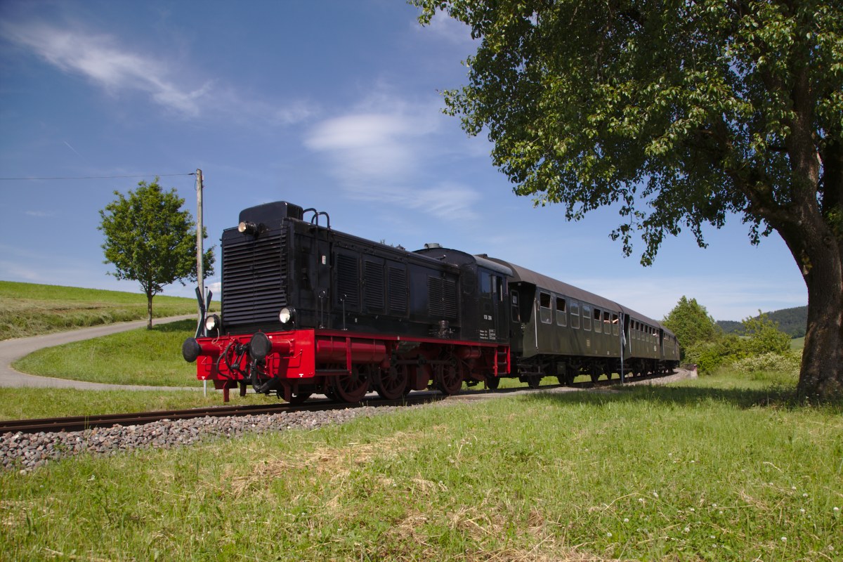 Die Wutachtalbahn bietet viele schöne Fotopunkte. Hier ist die V36 auf der Bergfahrt zu sehen, einen 180 Grad Bogen nach dem Bahnhof Fützen. (06.06.2014)