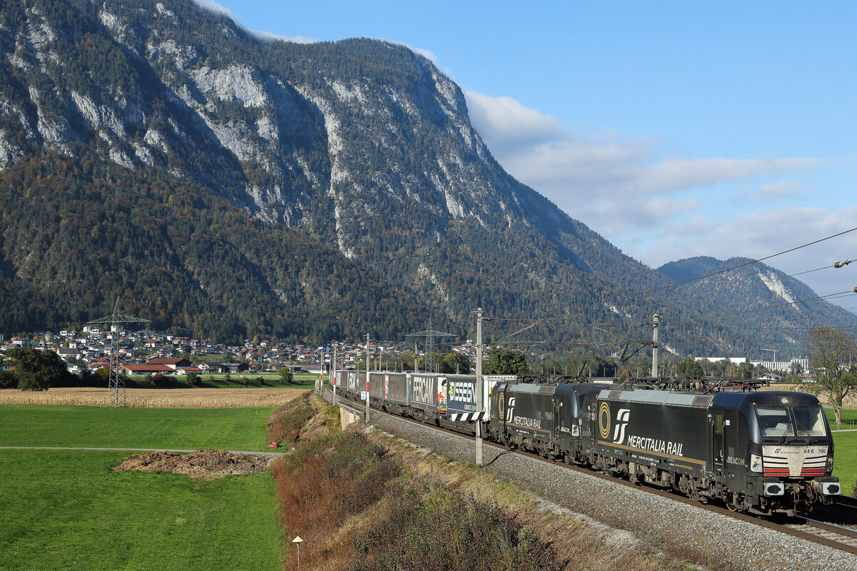 Die X 4 E-700 von MRCE, vermietet an Mercitalia, im Inntal bei Oberlangkampfen am 11.Oktober 2025.