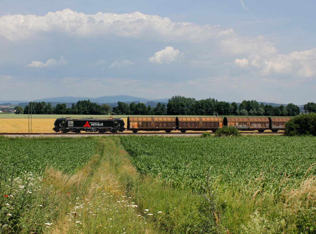 Die X 4 E-854 mit einem Güterzug am 19.06.2014 unterwegs bei Unternberg.