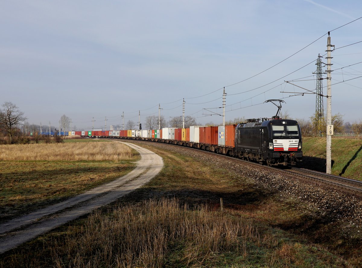 Die X4E-602 mit einem Containerzug am 17.03.2019 unterwegs bei Rutzing.