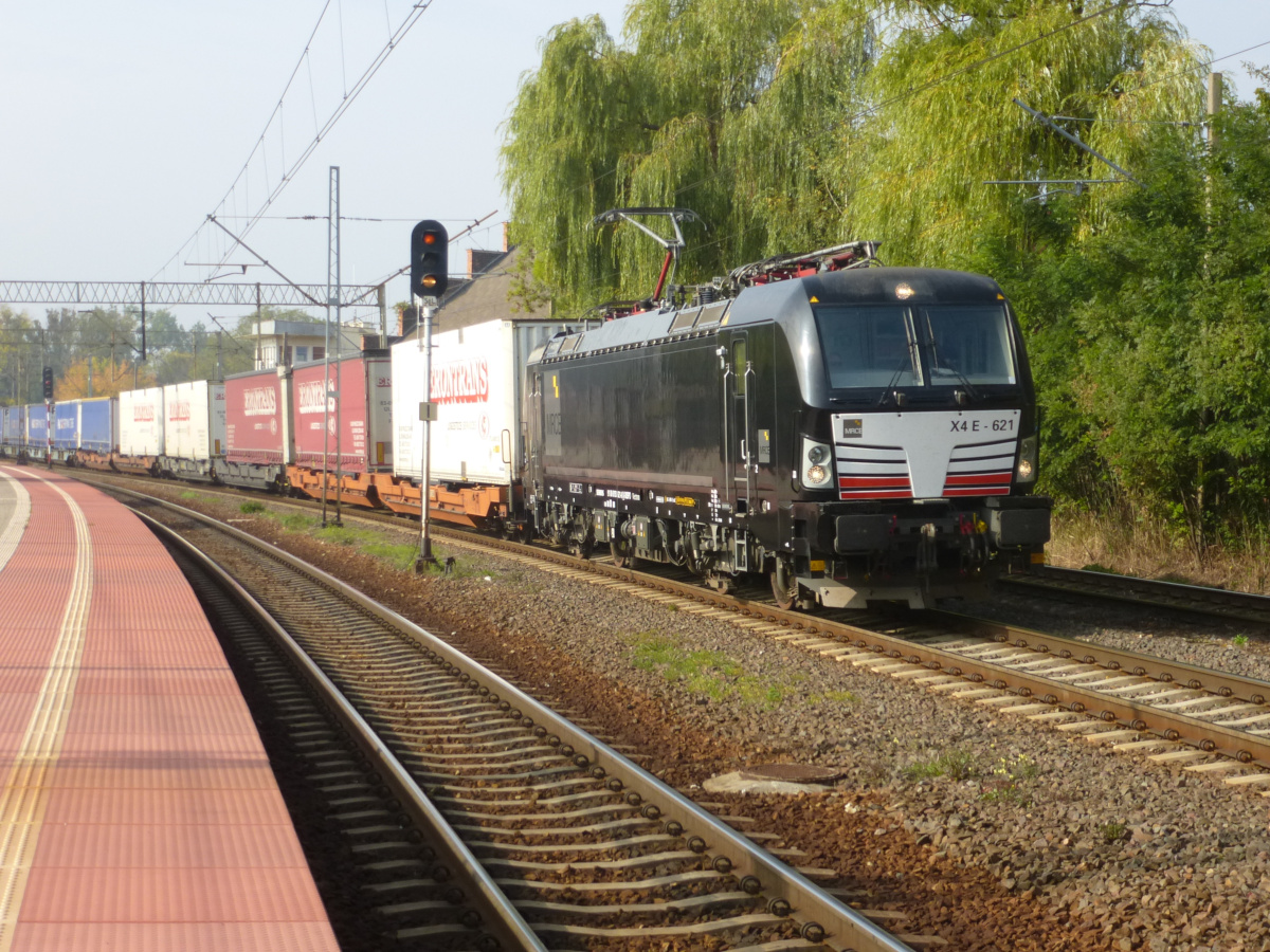 Die X4E-621 MRCE Dispolok mit einem intermodalen Güterzug bei der Durchfahrt durch Poznań Starołęka, Polen, 24.09.2019.