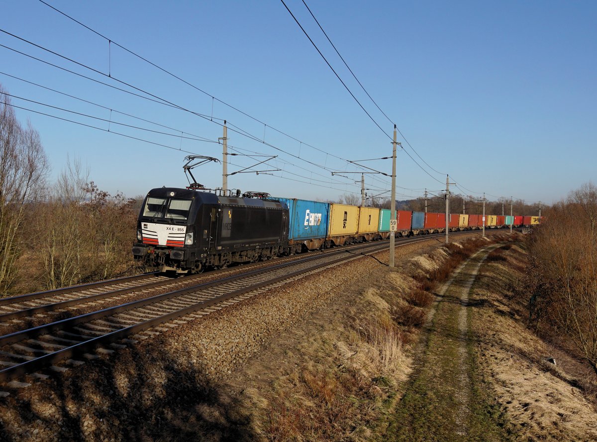 Die X4E-855 mit einem Containerzug am 15.02.2019 unterwegs bei Taufkirchen a. d. Pram.
