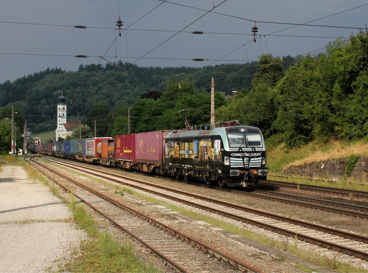 Die X4E-875 mit einem KLV-Zug am 08.08.2015 bei der Durchfahrt in Wernstein.