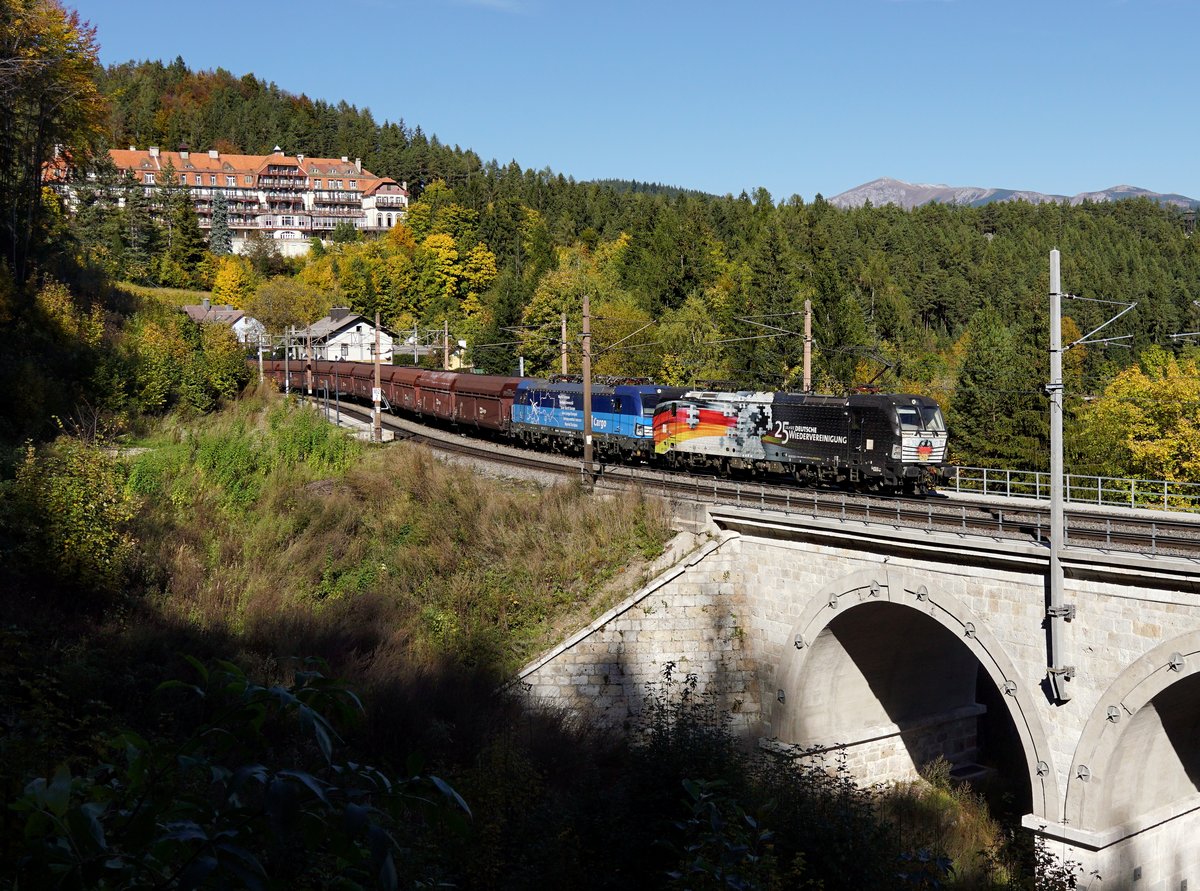 Die X4E-876 und die 383 012 mit einem Kohlezug am 12.10.2019 unterwegs bei Wolfsbergkogel.