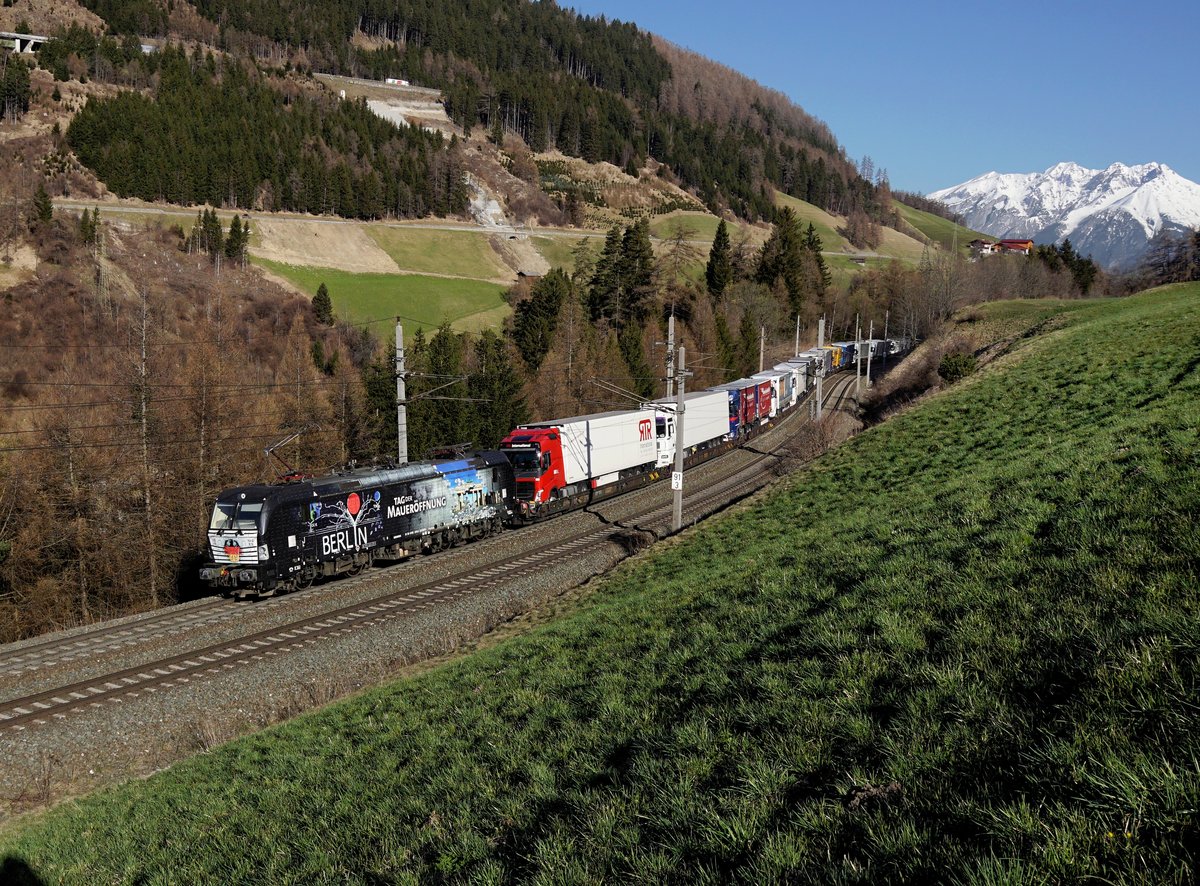 Die X4E-876 mit einer RoLa am 07.04.2018 unterwegs bei Matrei am Brenner.