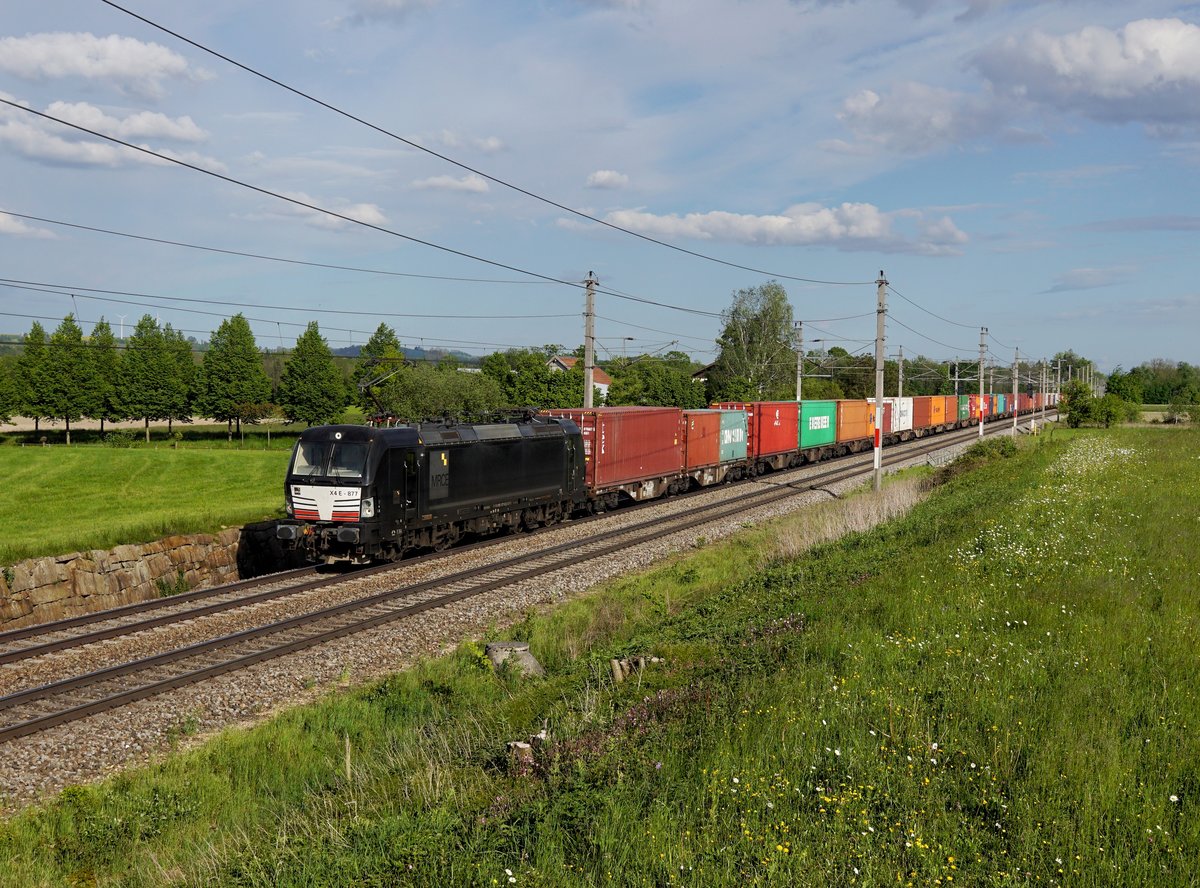 Die X4E-877 mit einem Containerzug am 18.05.2019 unterwegs bei Andorf.