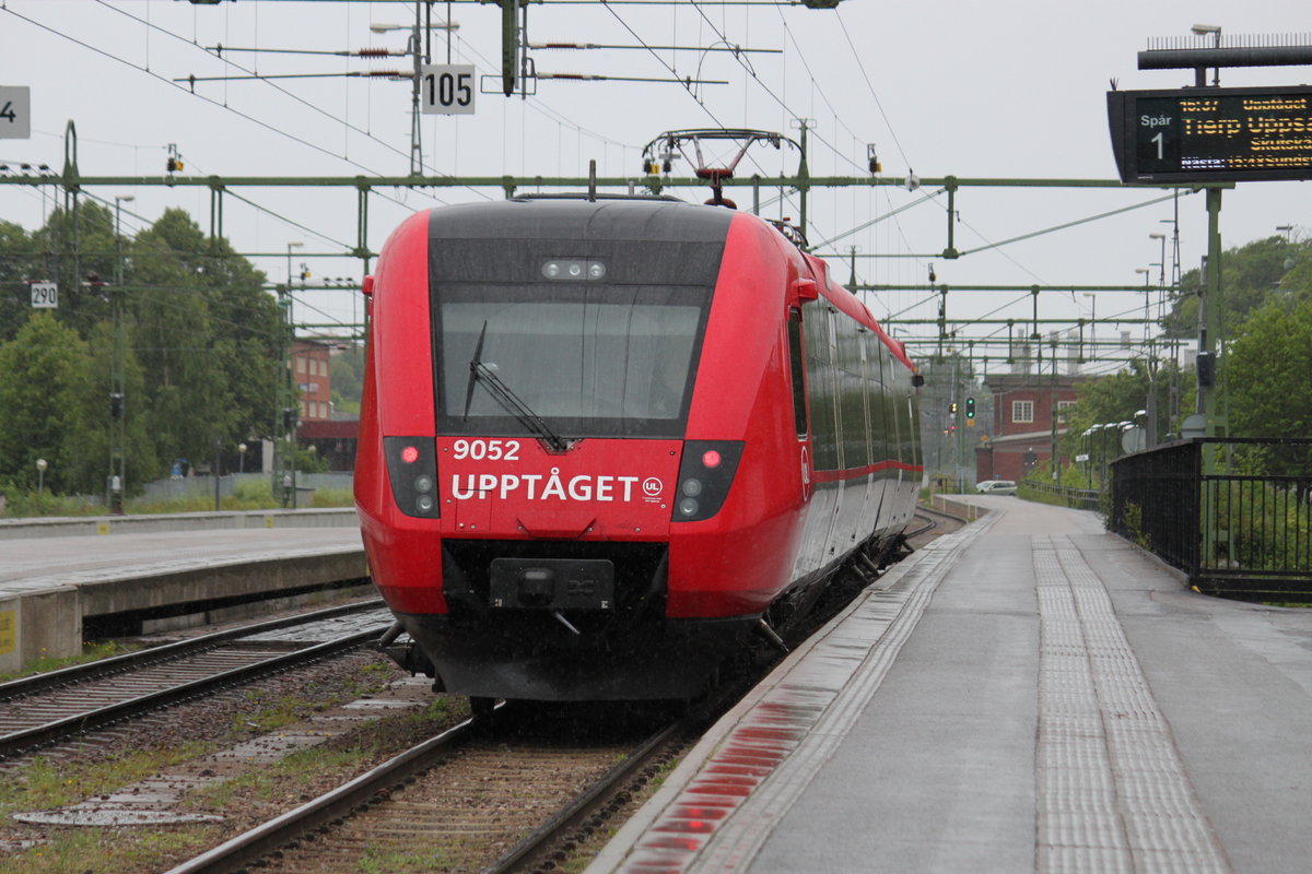 Die X52-Züge von Upptåget bedienen den Regionalverkehr zwischen Gävle und Uppsala. Am 16.07.2017 verlässt RB8453 nach Uppsala den Bahnhof Gävle C in Richtung Süden.