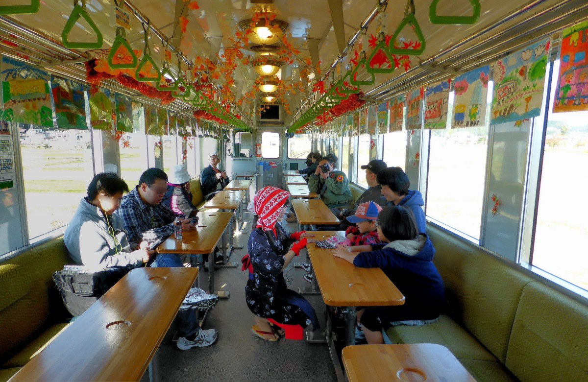 Die Yuri Kôgen-Bahn: Blick in den Wagen 2002. Gut sichtbar sind die entlang der Fenster aufgehängten Kinderbilder. 2.November 2013.  