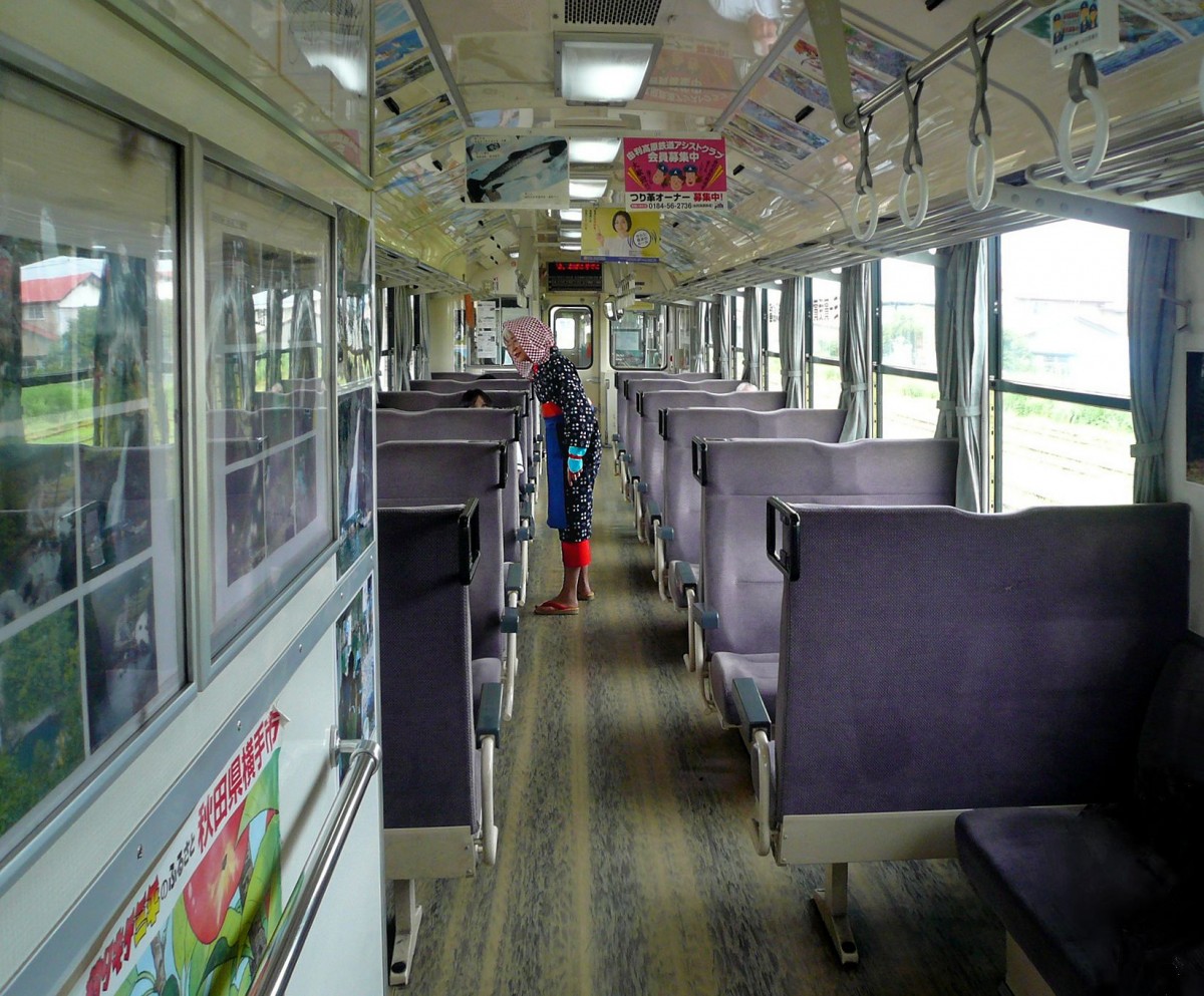 Die Yuri Kôgen-Bahn: Das Innere des Wagens 2001. In lokaler Tracht heisst die Betreiberin des kleinen Souvenirladens an der Endstation die Fahrgäste schon hier willkommen. 10.Juli 2010.  