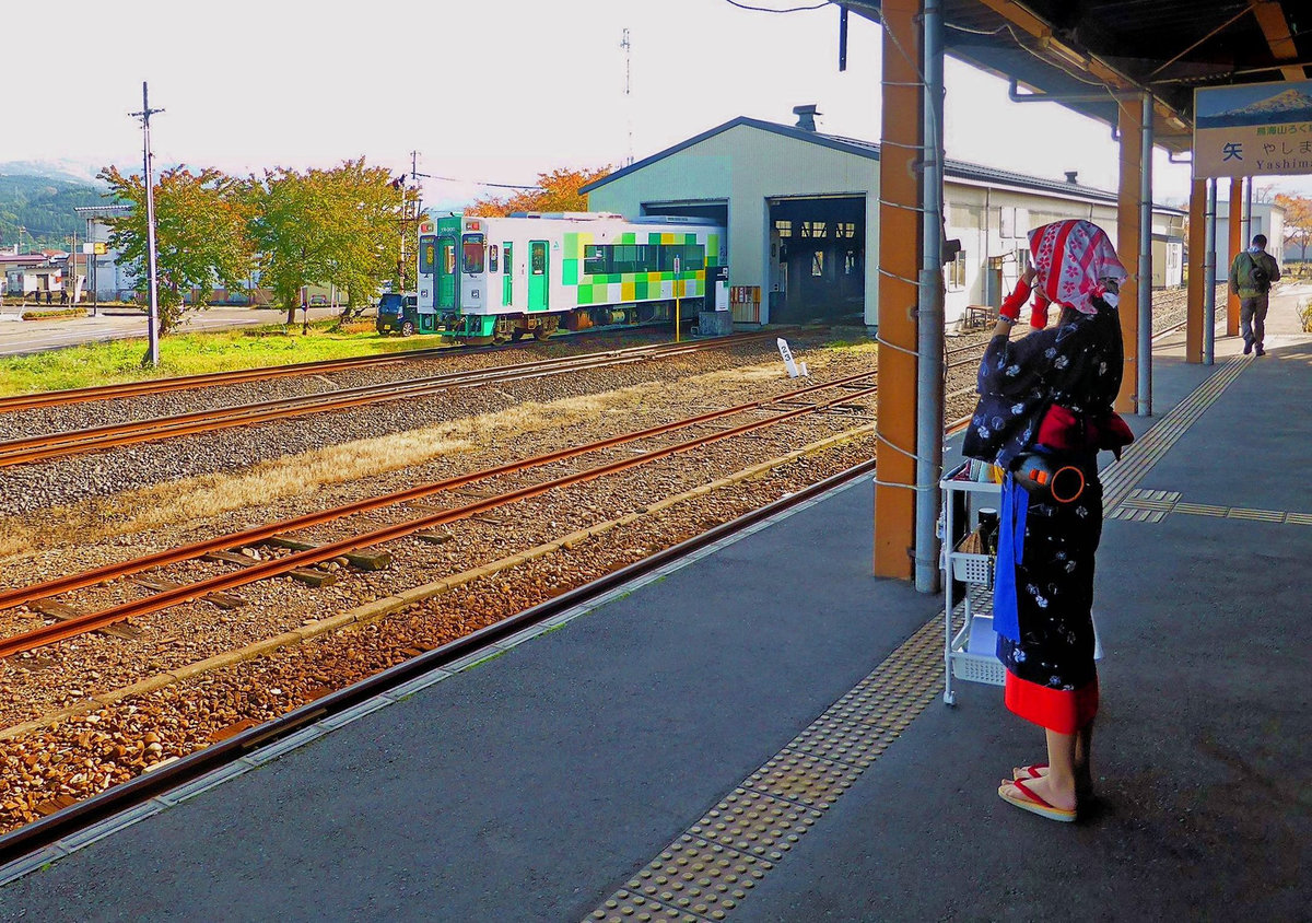 Die Yuri Kôgen-Bahn: Der neue Triebwagen 3001 kommt aus dem Schuppen heraus. Derweil bereitet sich die Zugbegleiterin auf einen einfahrenden Zug vor. Yashima, 2.November 2013. 