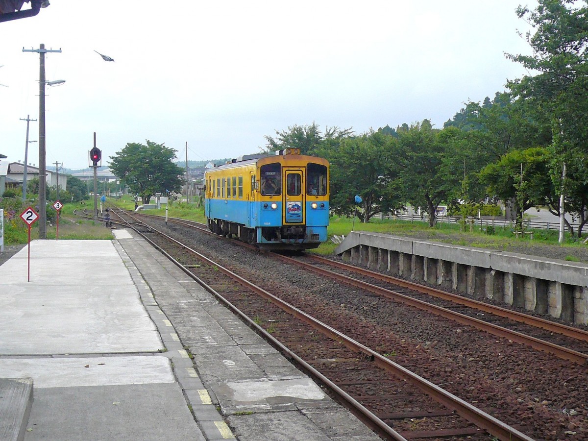 Die Yuri Kôgen-Bahn: Einfahrt des Wagens 1503 (1985, heute ausgemustert) in Maegô, im diesigen Sommerwetter 10.Juli 2010. 