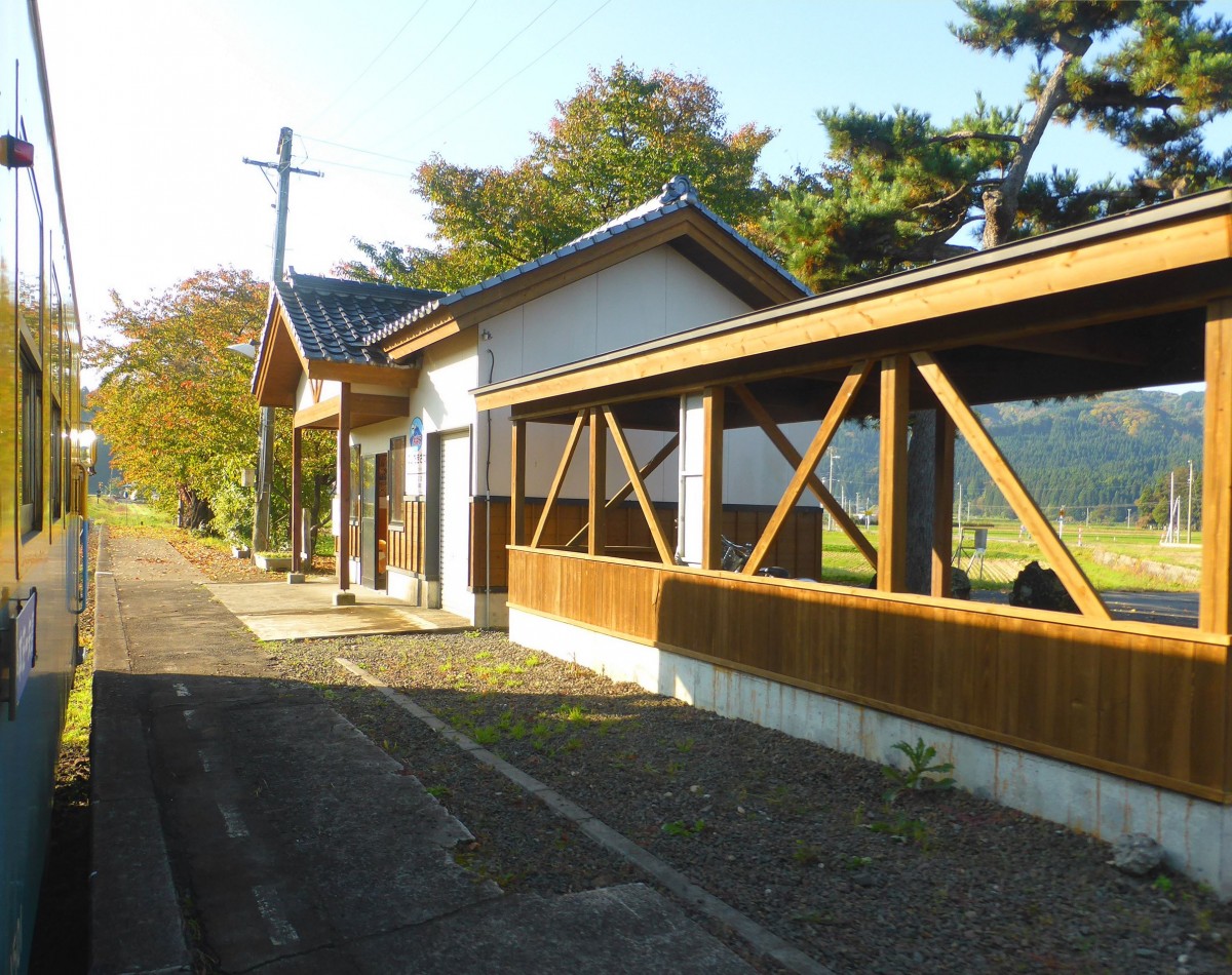 Die Yuri Kôgen-Bahn: Im glitzernden Licht des japanischen Herbstes sieht die Station Nishi Takisawa ganz anders aus. Auffallend ist die schöne Holzarbeit, mit der die Stationen renoviert wurden. 2.November 2013. 