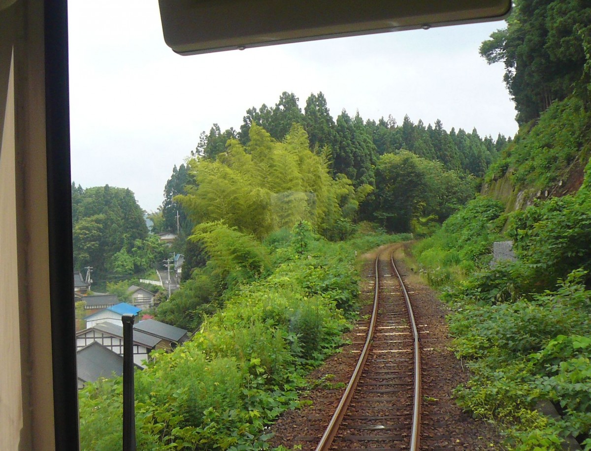 Die Yuri Kôgen-Bahn: Im Sommer ist die Landschaft in schwere Regenwolken gehüllt, die die Bäume wuchern und den Bambus üppig grün leuchten lassen. Auf der Strecke vor Ayukawa, 10.Juli 2010. 