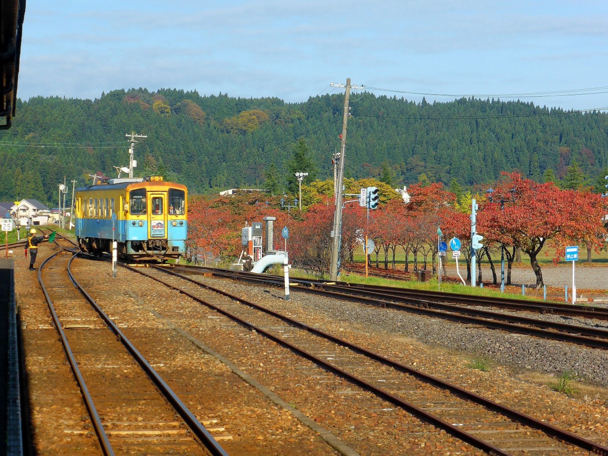 Die Yuri Kôgen-Bahn: Jetzt ist alles viel farbiger und bunter als im Sommer. Wagen 1501 in Yashima beim Rangieren. Rangiert wird mit einer grossen grünen Flagge. Gut zu sehen ist die Weichenheizungsanlage für die kalten Winter. 2.November 2013. 