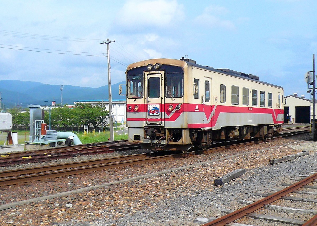 Die Yuri Kôgen-Bahn: Triebwagen 1505 (Serie 1501-1505, erbaut 1985-1988) an der Endstation Yashima, 10.Juli 2010. 