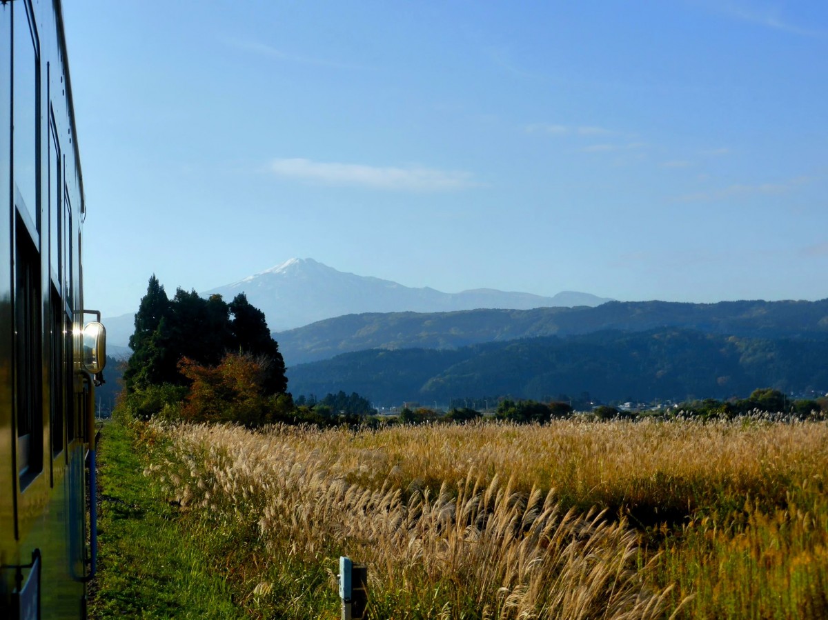 Die Yuri Kôgen-Bahn: Unterwegs im blau-gelben Wagen 1501 zwischen Maegô und Kubota mit Blick auf den Chôkaisan. An einem typischen Herbsttag, 2.November 2013.  